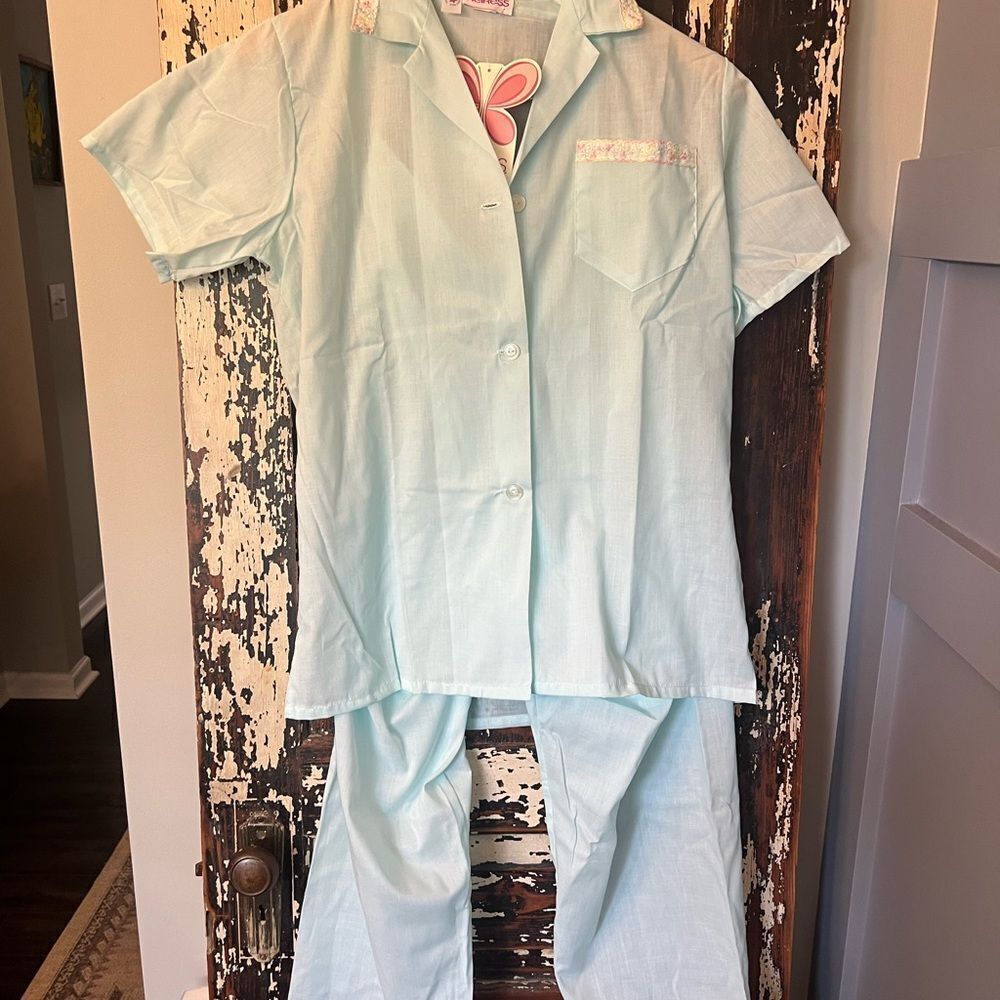 Vintage Heiress NWT Short Sleeve Pajama Set w floral pocket. Size 34